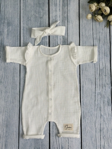 Купить оптом 336-МО. Комбинезон с повязкой для девочки из муслина, хлопок 100%, размеры 56,62,68, молочный в Екатеринбурге