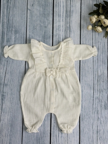 Купить оптом 337-МО. Комбинезон с бантом для девочки из муслина, хлопок 100%, размеры 56,62,68, молочный в Екатеринбурге