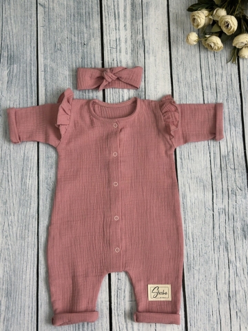 Купить оптом 336-П. Комбинезон с повязкой для девочки из муслина, хлопок 100%, размеры 56,62,68, пудра в Екатеринбурге